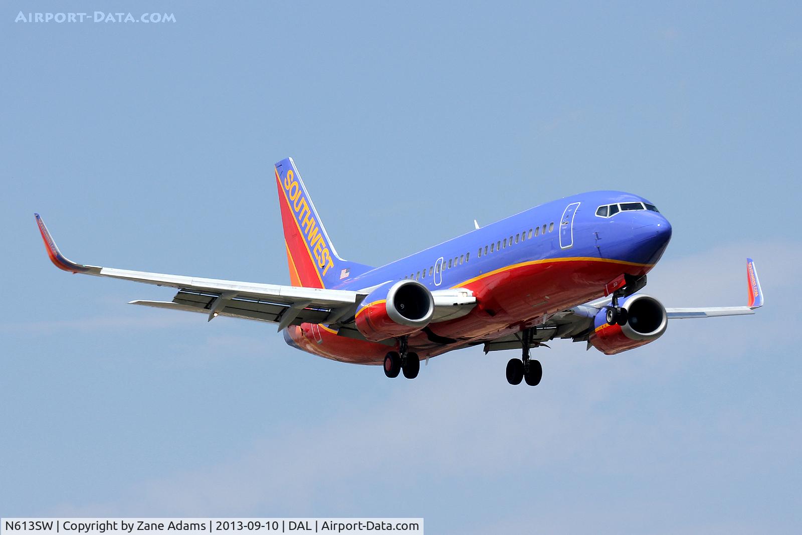 N613SW, 1995 Boeing 737-3H4 C/N 27931, Landing at Dallas Love Field