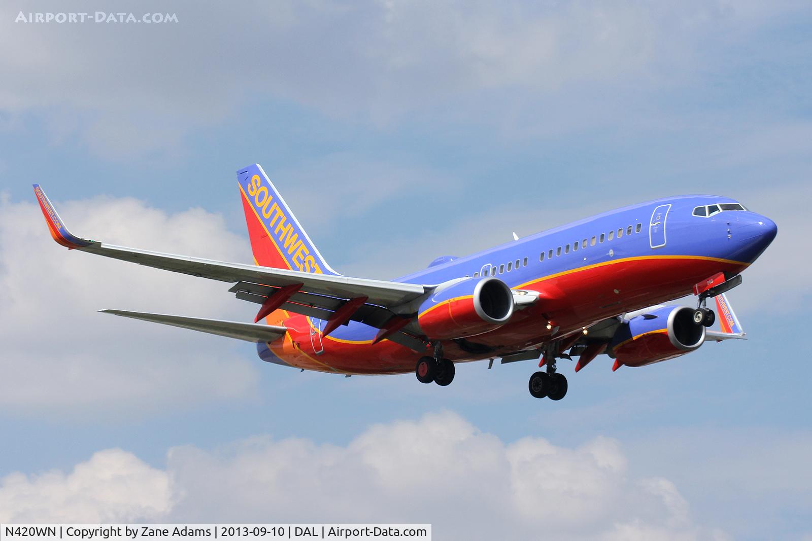 N420WN, 2001 Boeing 737-7H4 C/N 29825, Landing at Dallas Love Field