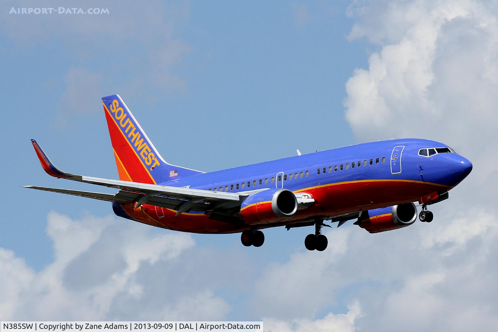 N385SW, 1994 Boeing 737-3H4 C/N 26600, Landing at Dallas Love Field