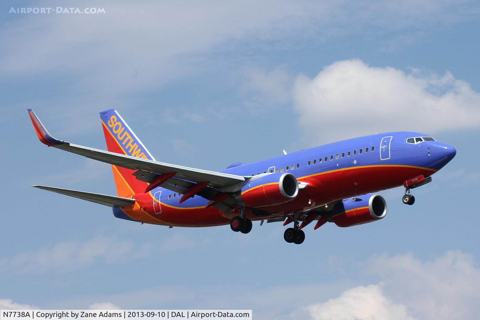 N7738A, 2006 Boeing 737-7BD C/N 33930, Landing at Dallas Love Field