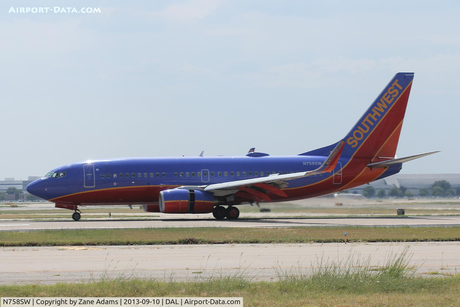 N758SW, 1999 Boeing 737-7H4 C/N 27873, Landing at Dallas Love Field