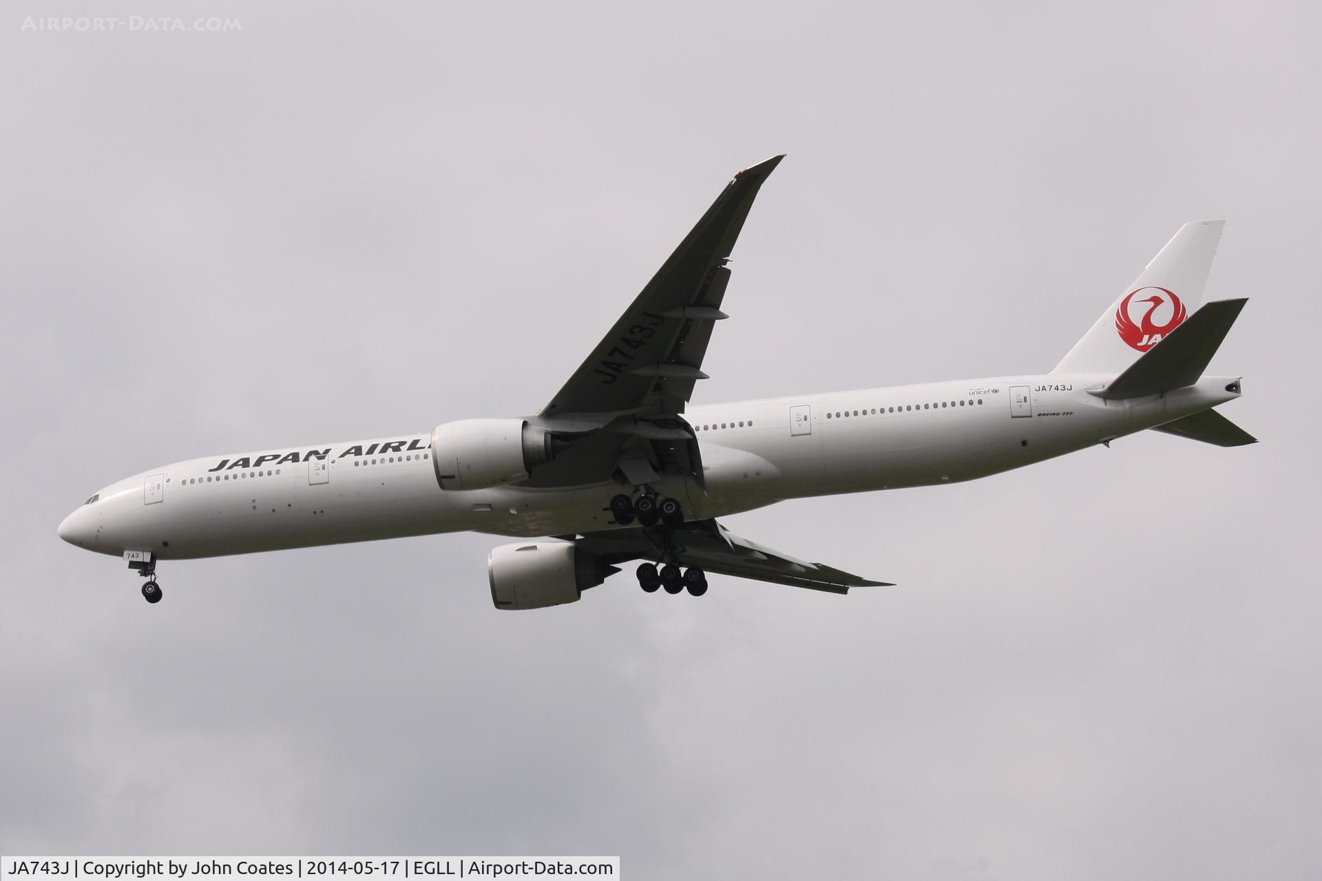 JA743J, 2009 Boeing 777-346/ER C/N 36130, Arriving 27R