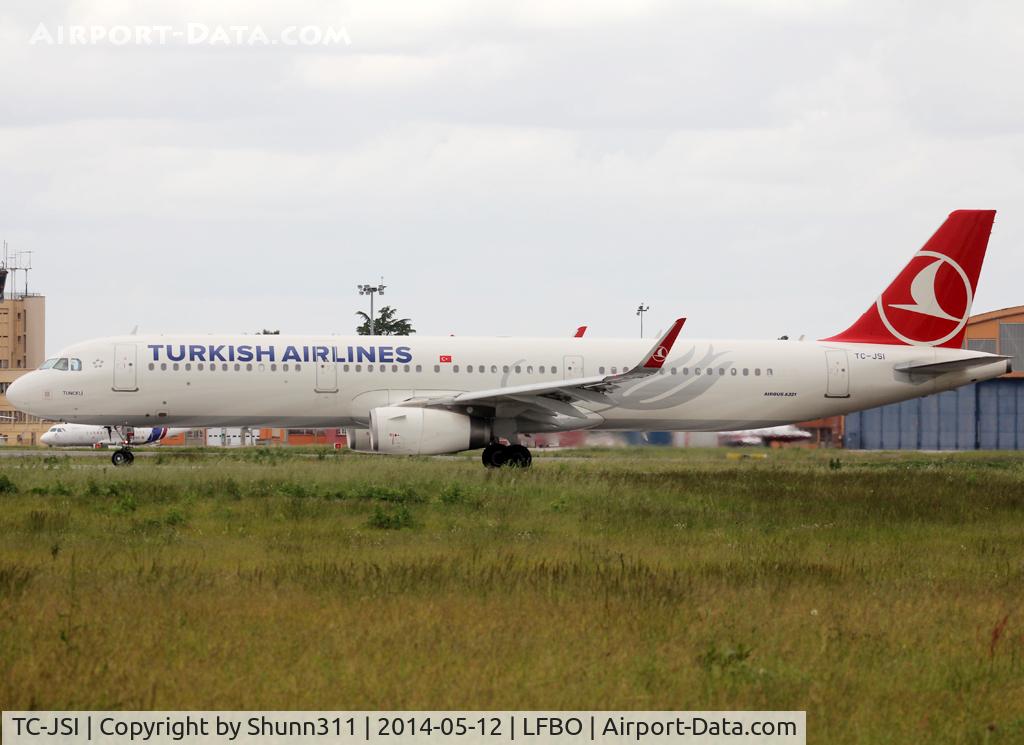 TC-JSI, 2013 Airbus A321-231 C/N 5584, Lining up rwy 32R for departure...