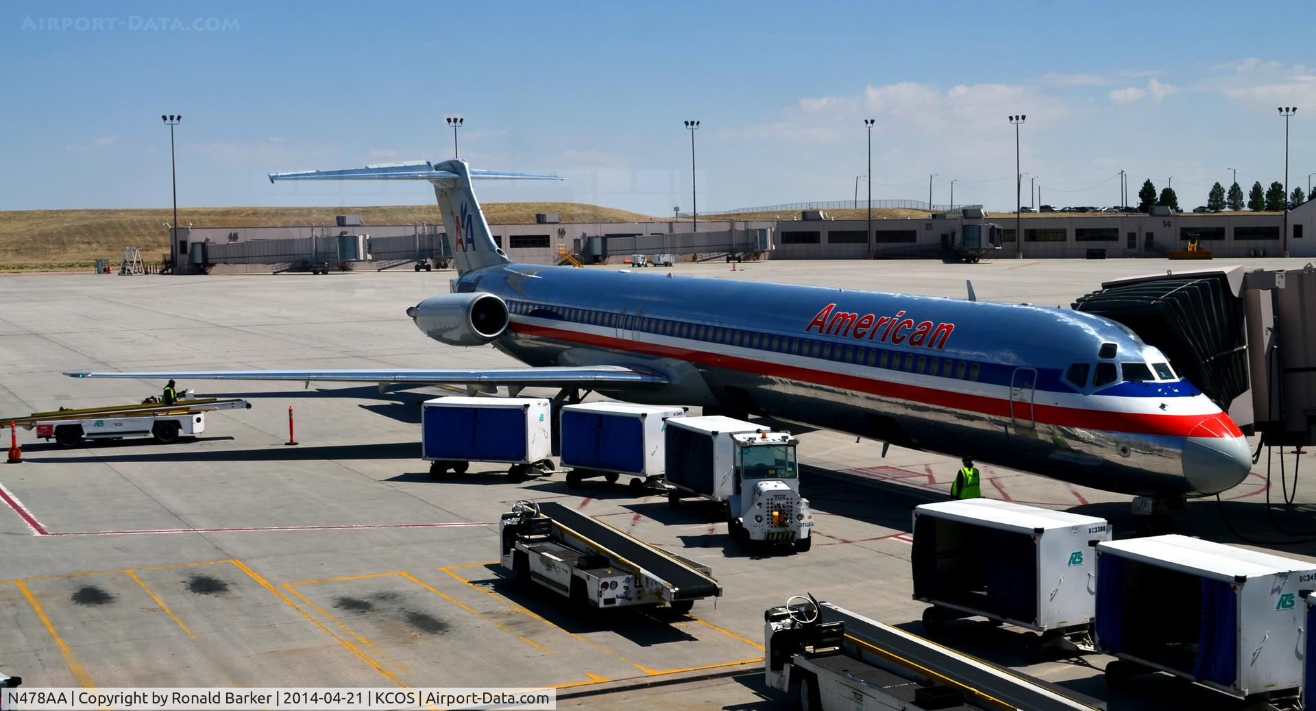 N478AA, 1988 McDonnell Douglas MD-82 (DC-9-82) C/N 49653, At the gate COS