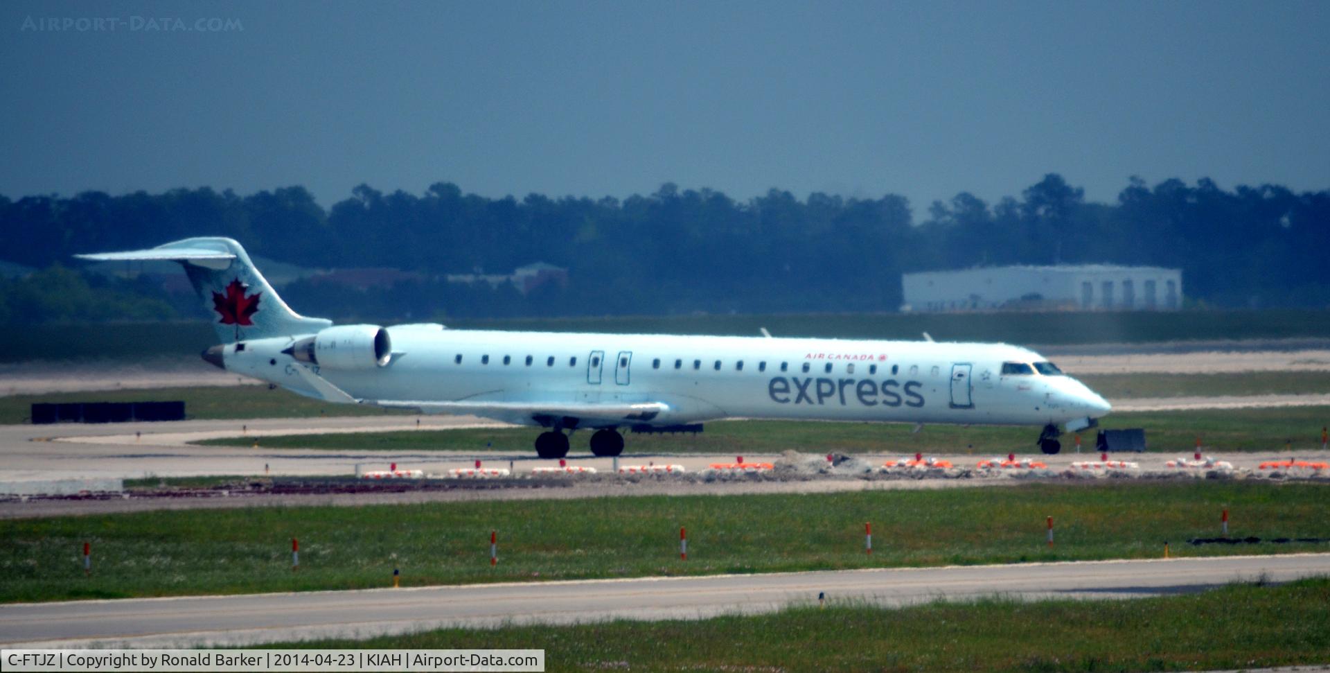 C-FTJZ, 2005 Canadair CRJ-705ER (CL-600-2D15) Regional Jet C/N 15047, Taxi Houston
