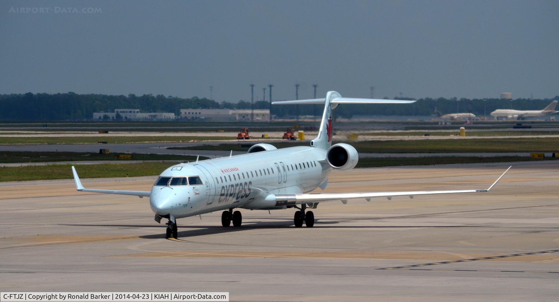 C-FTJZ, 2005 Canadair CRJ-705ER (CL-600-2D15) Regional Jet C/N 15047, Taxi to park Houston