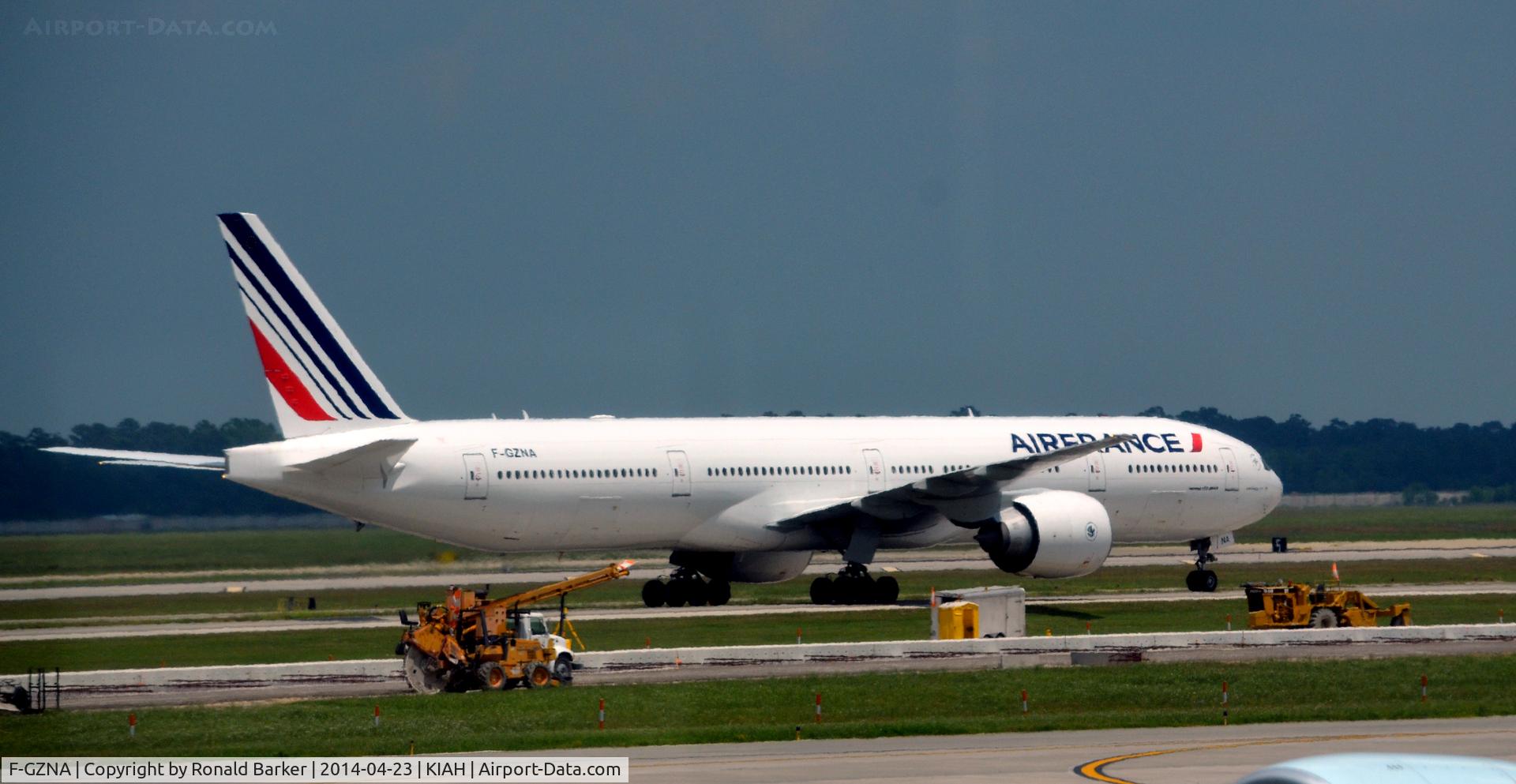 F-GZNA, 2007 Boeing 777-328/ER C/N 35297, Taxi to park Houston