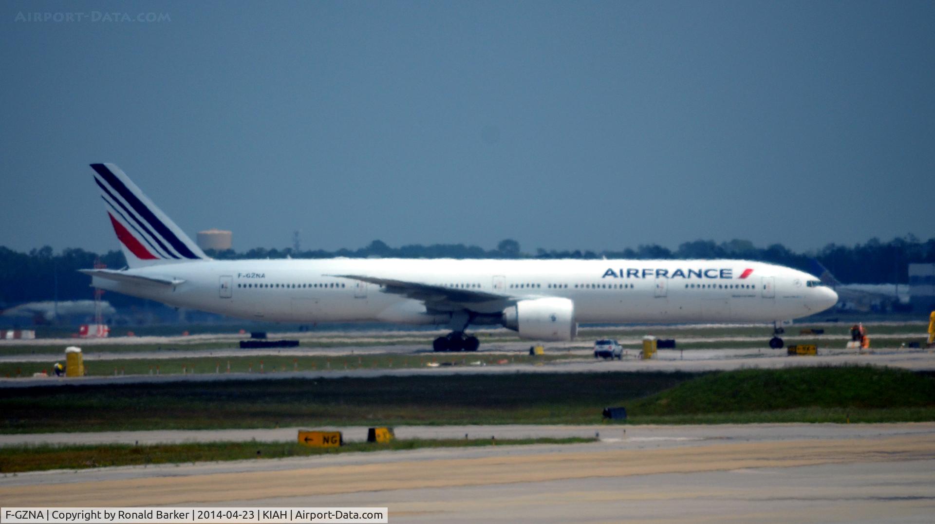 F-GZNA, 2007 Boeing 777-328/ER C/N 35297, Taxi Houston