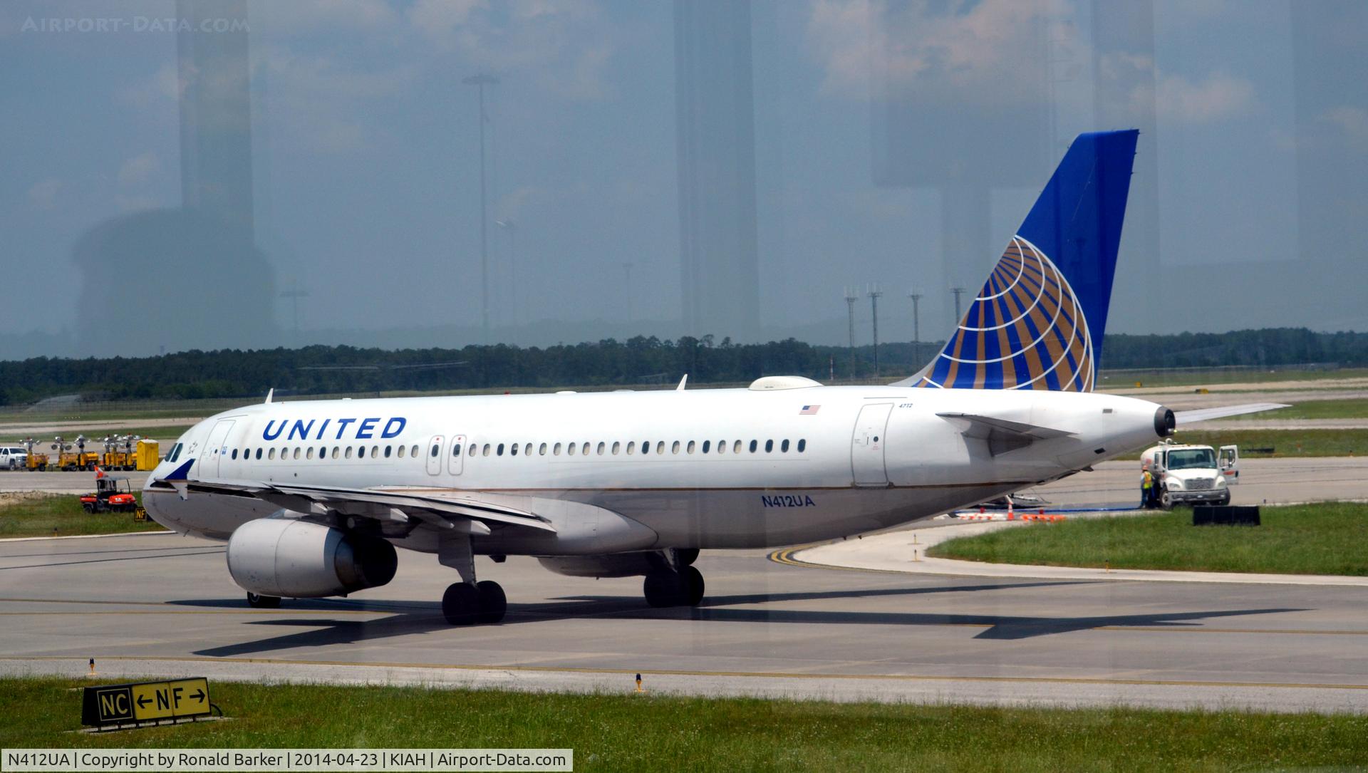 N412UA, 1994 Airbus A320-232 C/N 465, Taxi Houston