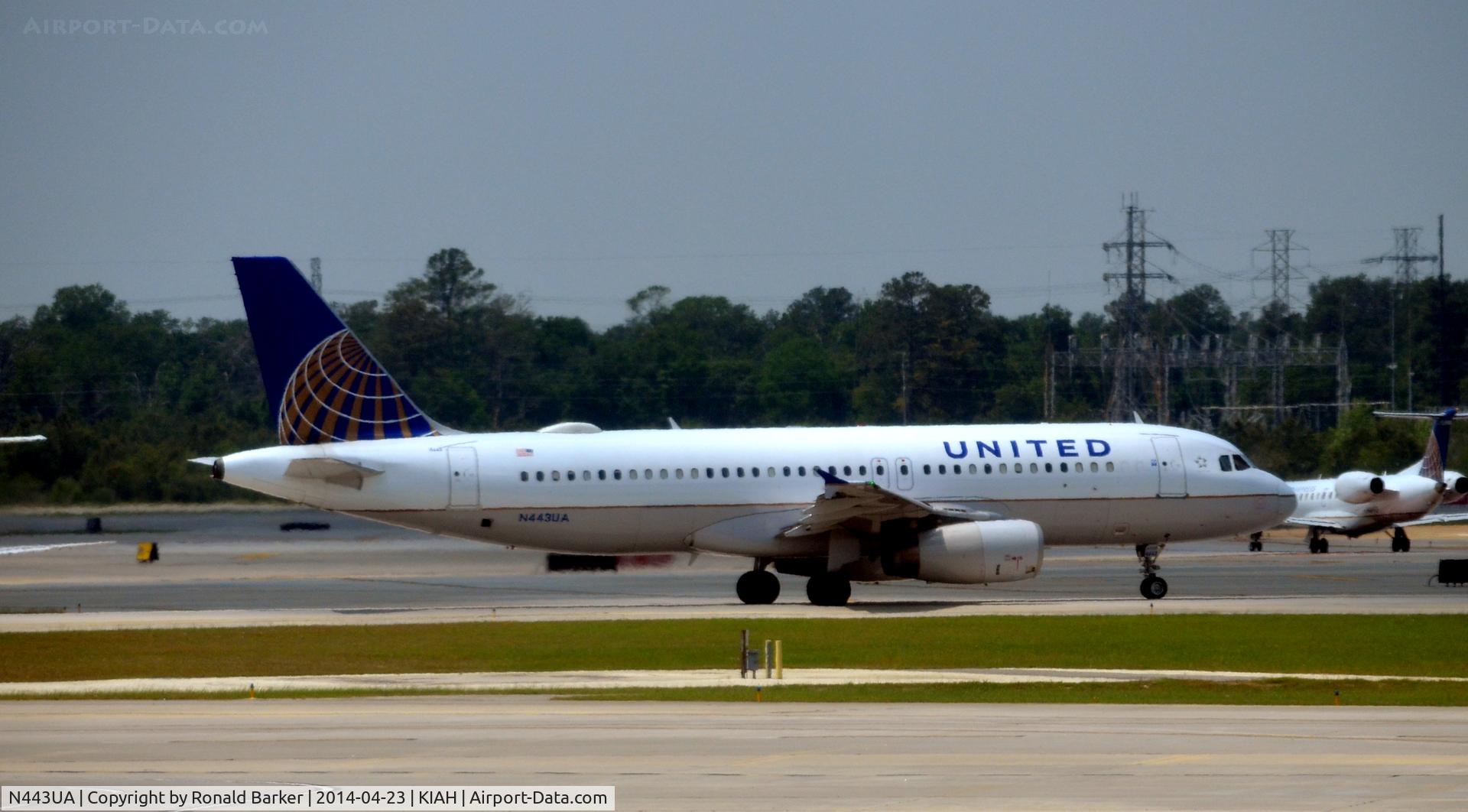 N443UA, 1998 Airbus A320-232 C/N 820, Taxi Houston
