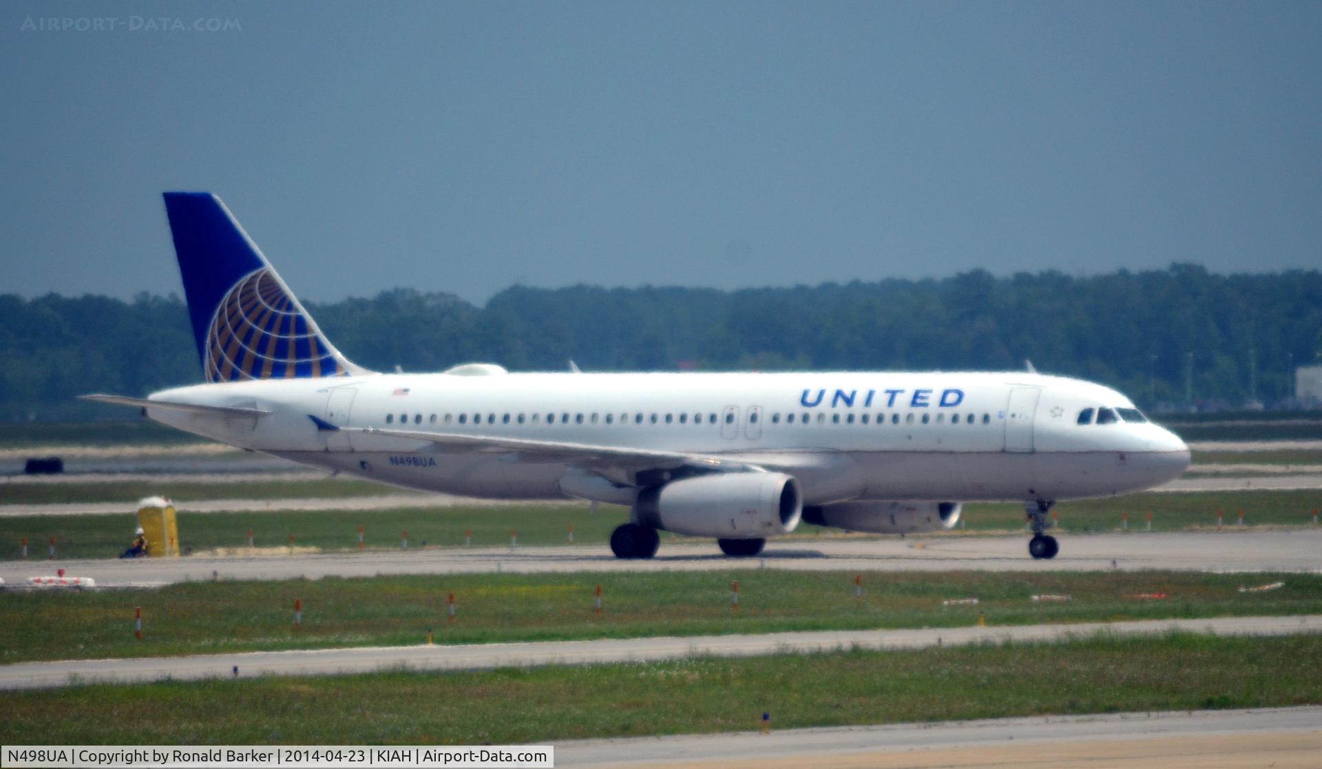 N498UA, 2002 Airbus A320-232 C/N 1865, Taxi to park Houston