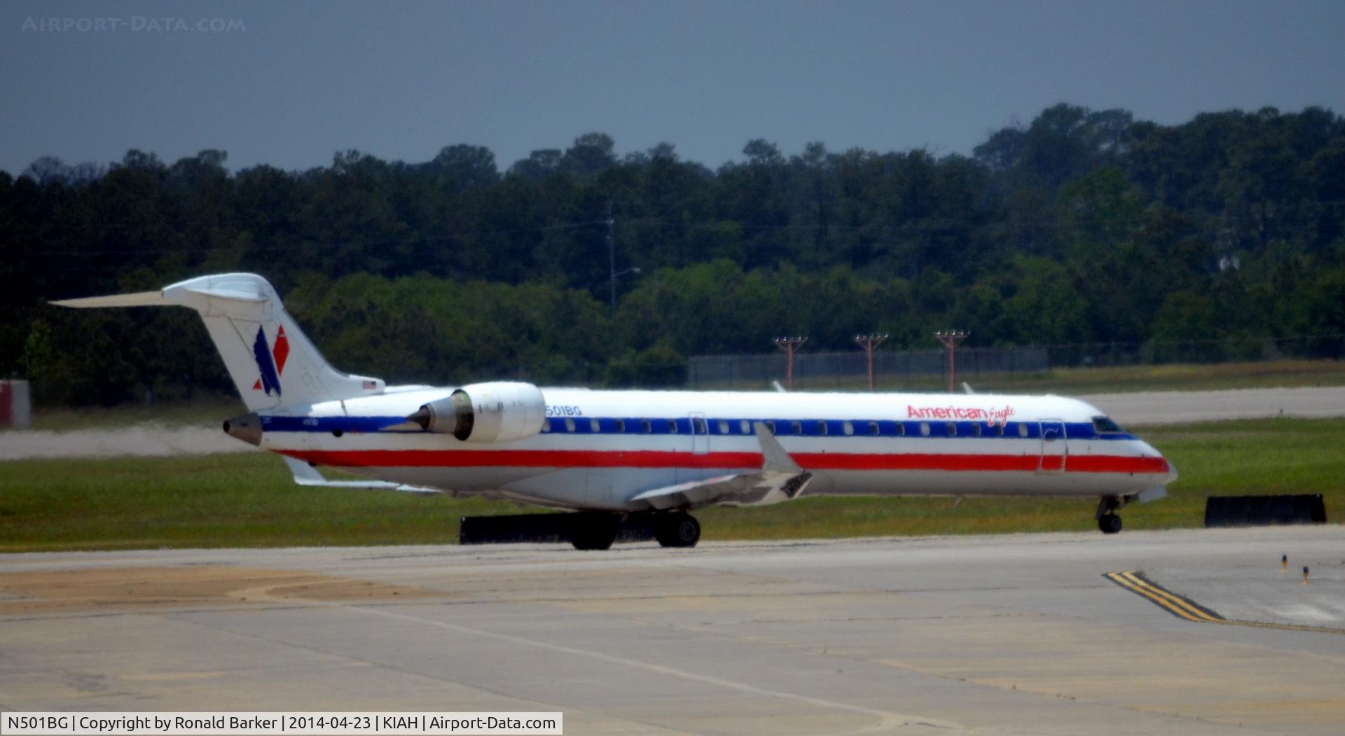 N501BG, 2001 Bombardier CRJ-701ER (CL-600-2C10) Regional Jet C/N 10017, Taxi Houston