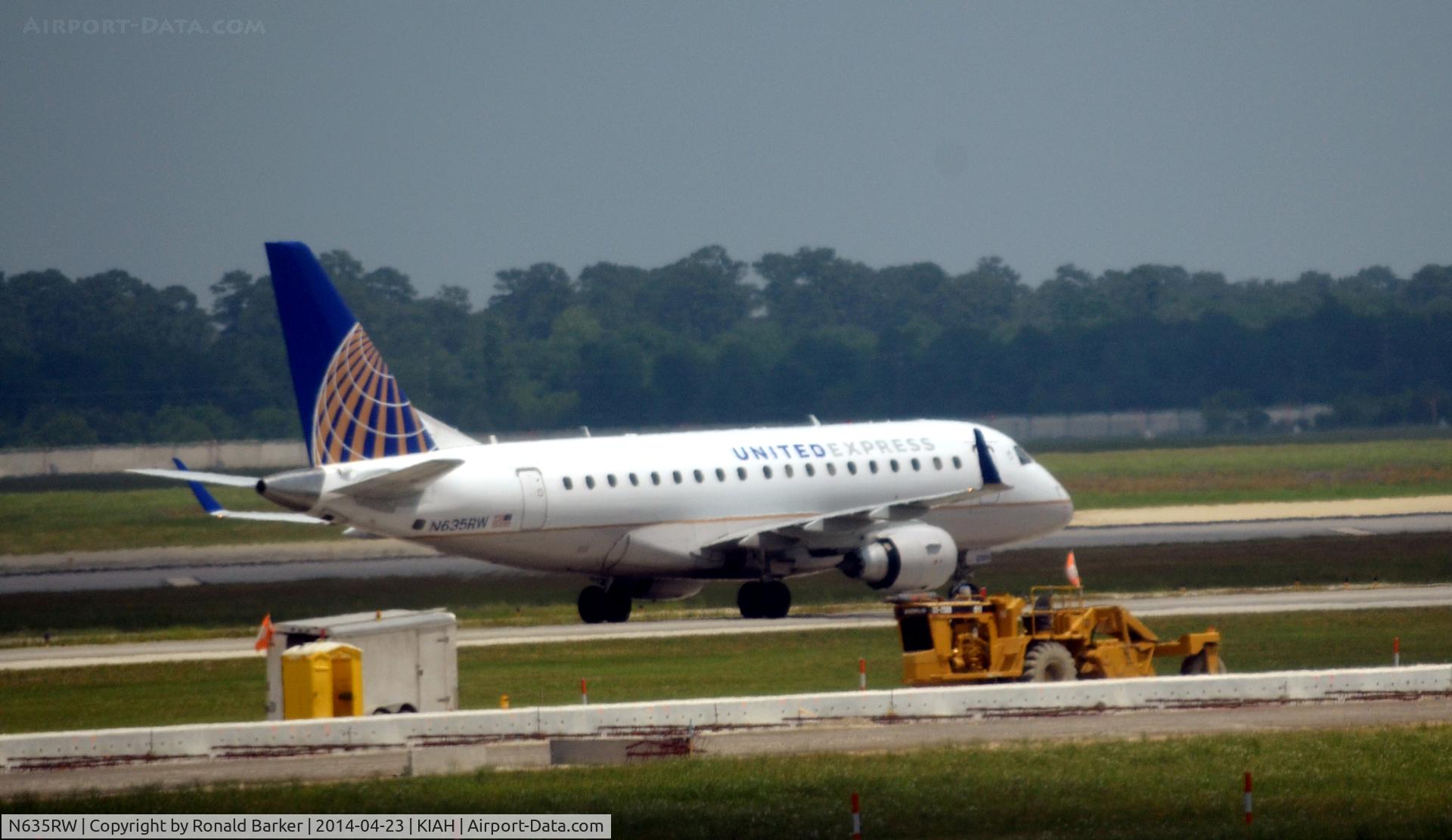N635RW, 2004 Embraer 170SE (ERJ-170-100SE) C/N 17000056, Taxi Houston