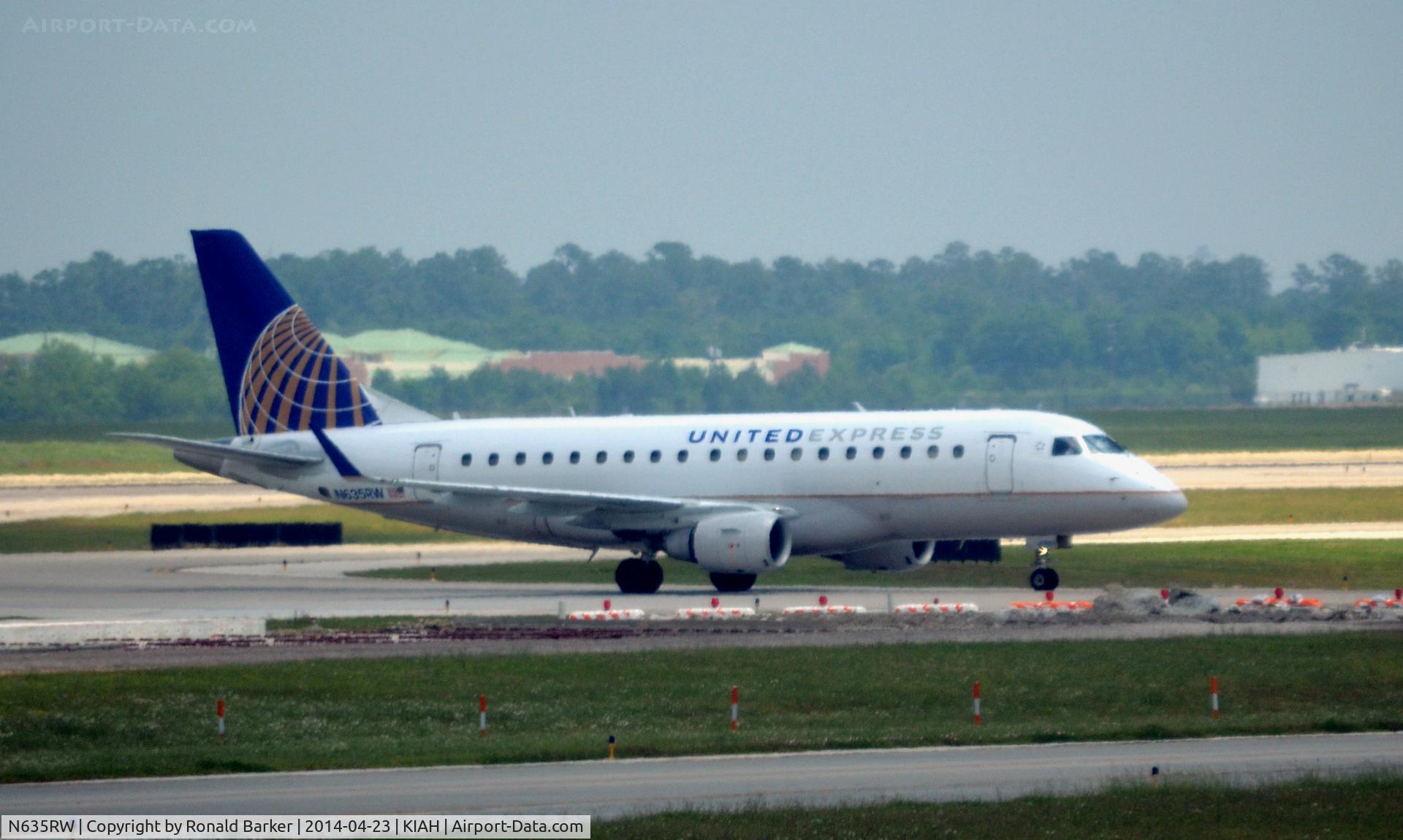 N635RW, 2004 Embraer 170SE (ERJ-170-100SE) C/N 17000056, Taxi Houston