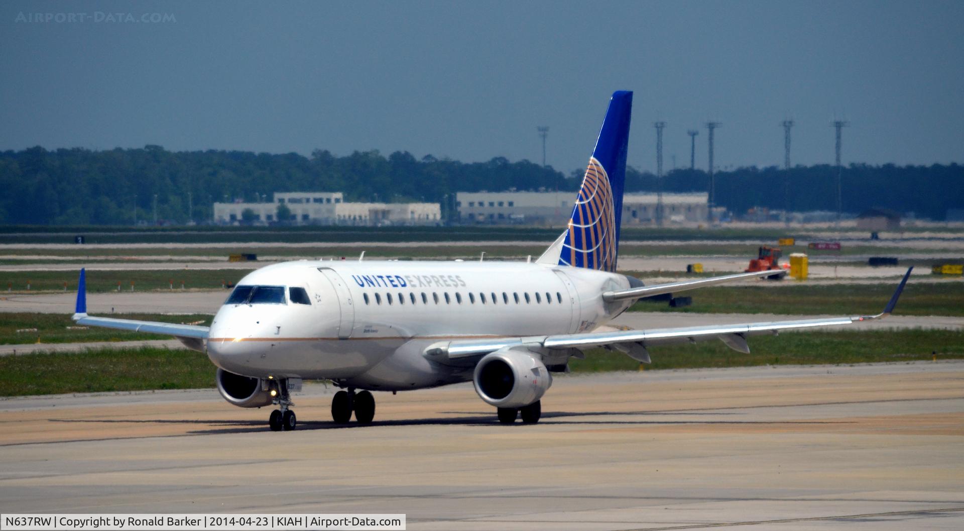 N637RW, 2004 Embraer 170SE (ERJ-170-100SE) C/N 17000051, Taxi Houston