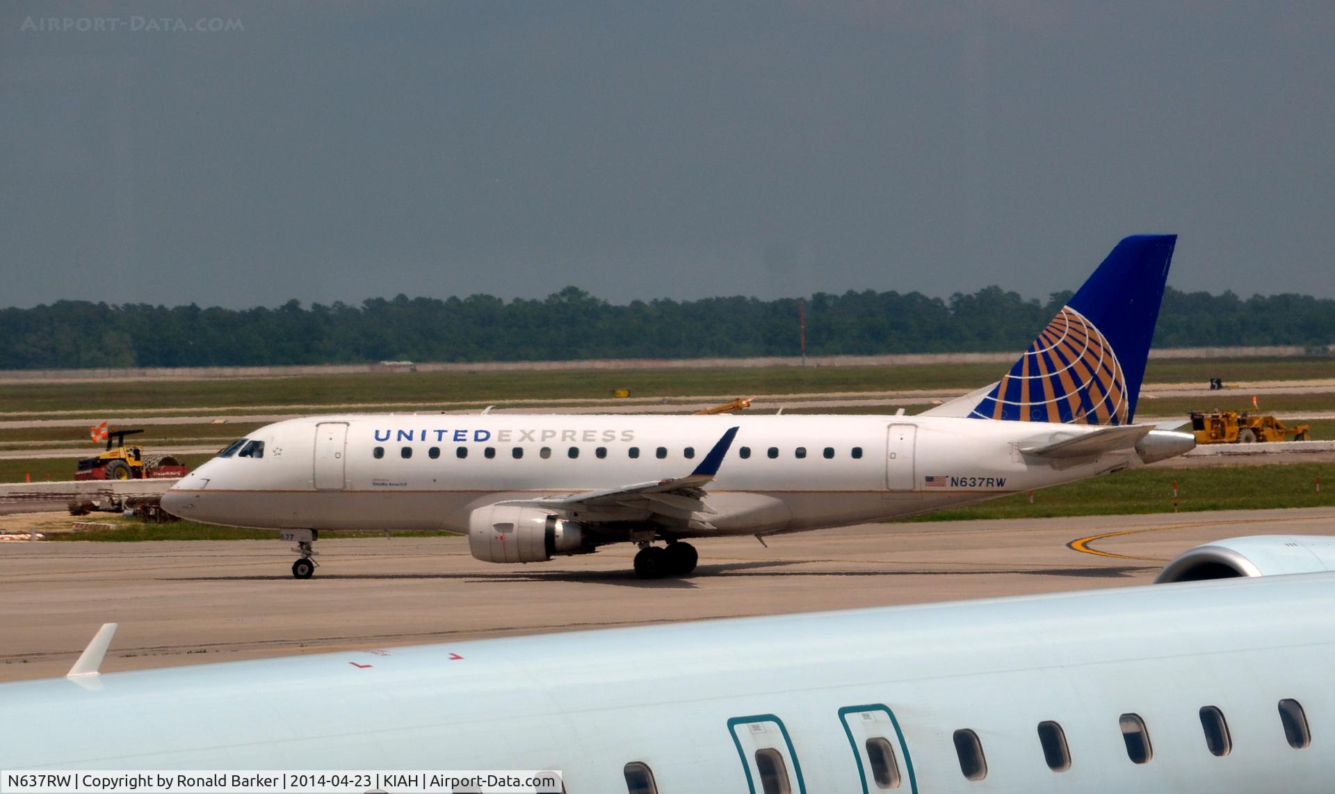 N637RW, 2004 Embraer 170SE (ERJ-170-100SE) C/N 17000051, Taxi Houston