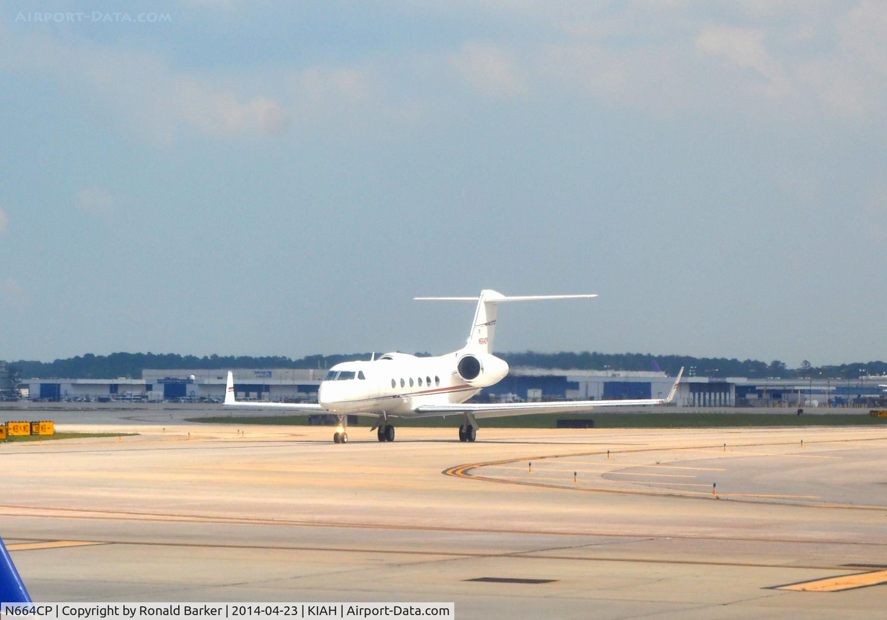 N664CP, 2006 Gulfstream Aerospace GIV-X (G450) C/N 4047, Taxi for takeoff Houston