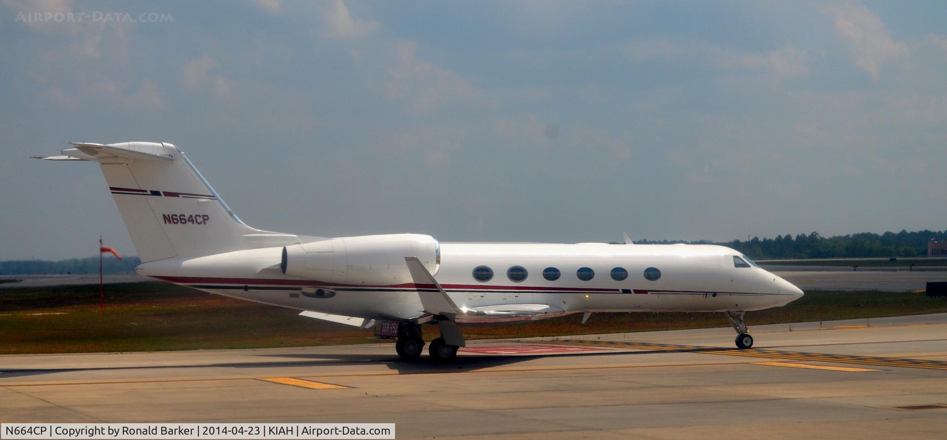 N664CP, 2006 Gulfstream Aerospace GIV-X (G450) C/N 4047, Taxi for takeoff, prior to taking the runway  Houston
