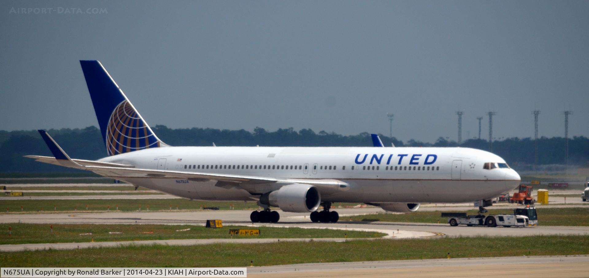 N675UA, 2000 Boeing 767-322 C/N 29243, Towed Houston