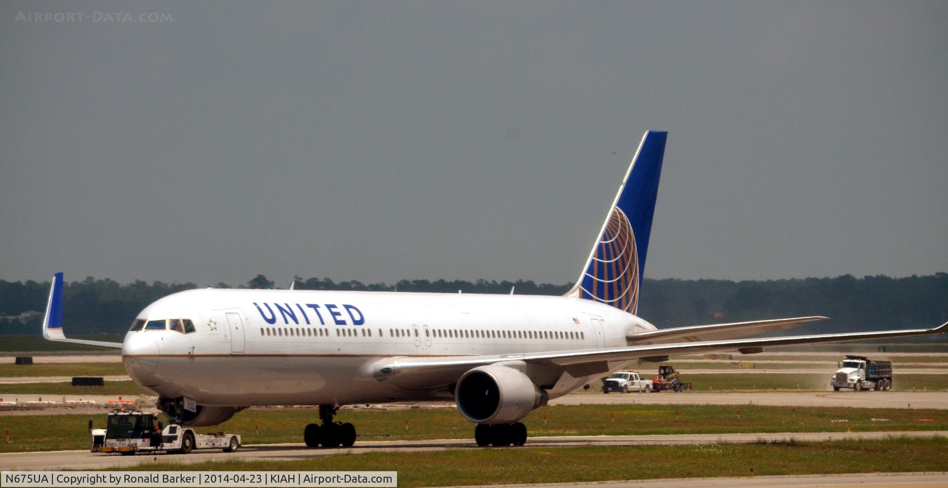 N675UA, 2000 Boeing 767-322 C/N 29243, Towed Houston