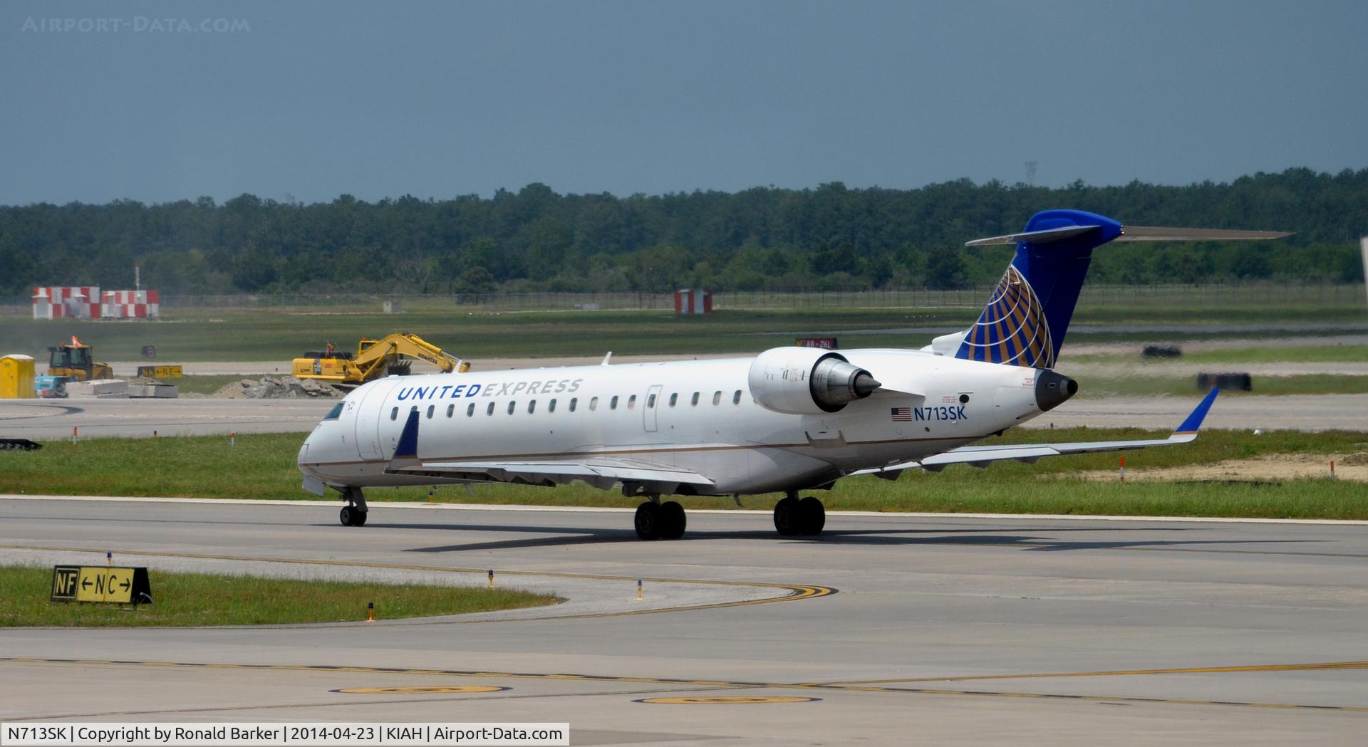 N713SK, 2004 Bombardier CRJ-701ER (CL-600-2C10) Regional Jet C/N 10174, Taxi for takeoff Houston