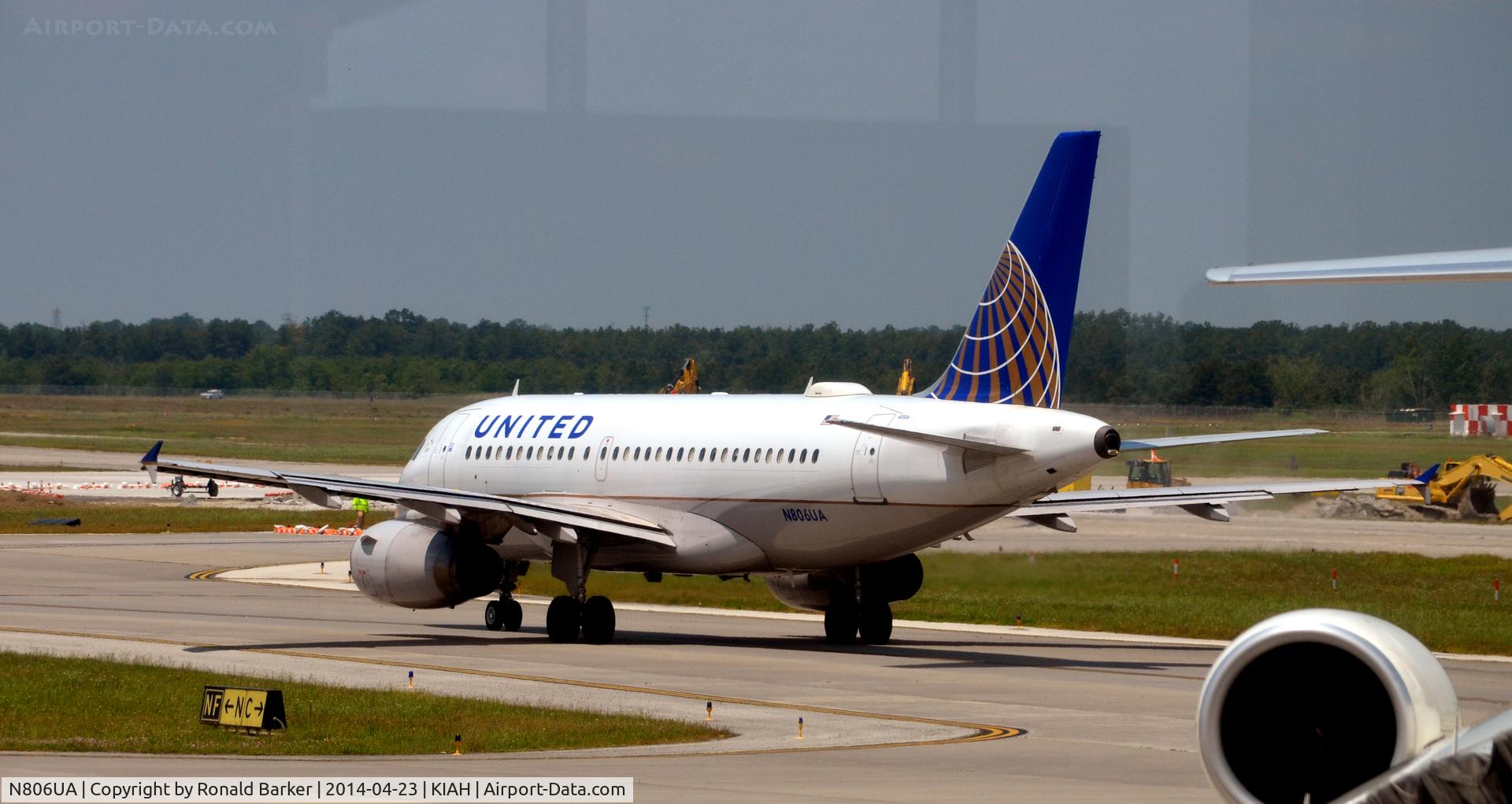 N806UA, 1998 Airbus A319-131 C/N 788, Taxi Houston