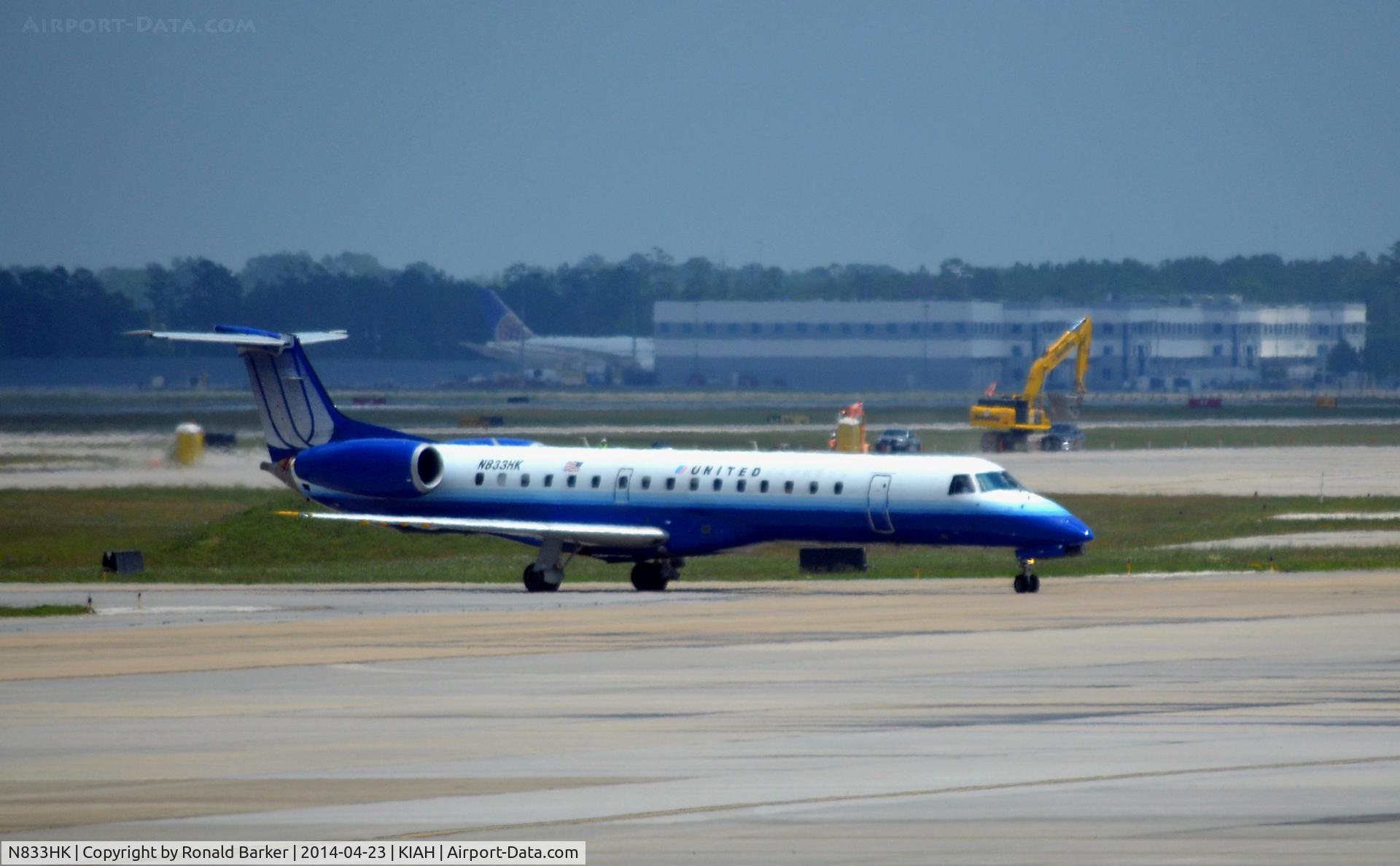 N833HK, 2000 Embraer ERJ-145LR (EMB-145LR) C/N 145240, Taxi Houston