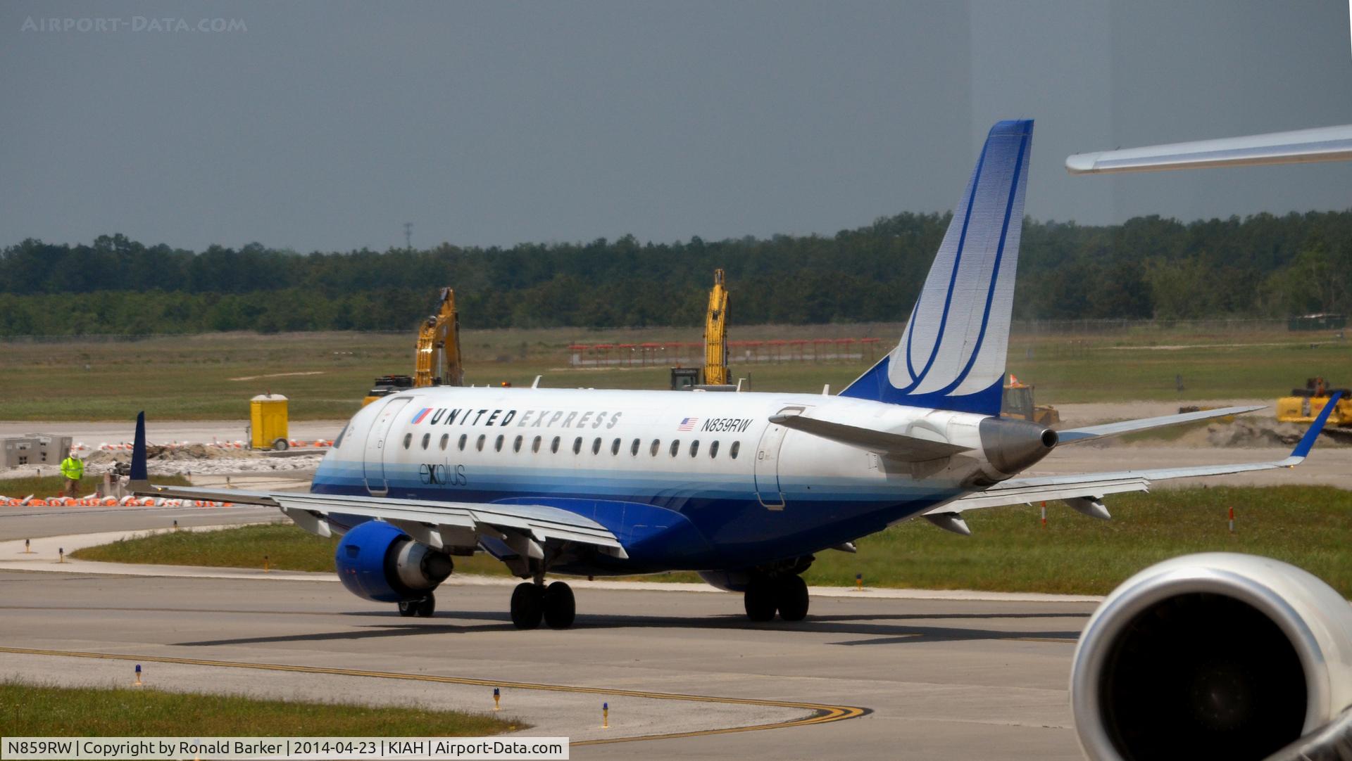 N859RW, 2005 Embraer 170SE (ERJ-170-100SE) C/N 17000082, Taxi Houston