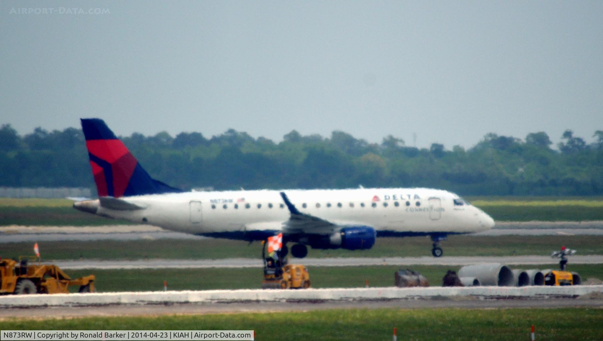 N873RW, 2006 Embraer 170SU (ERJ-170-100SU) C/N 17000144, Taxi Houston