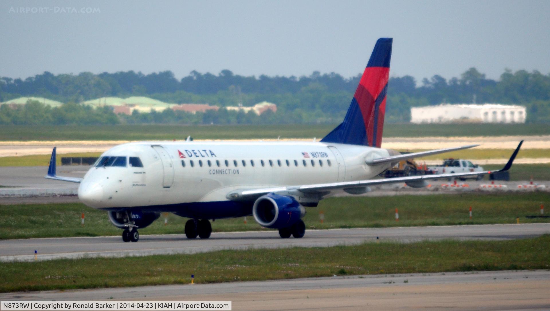 N873RW, 2006 Embraer 170SU (ERJ-170-100SU) C/N 17000144, Taxi Houston