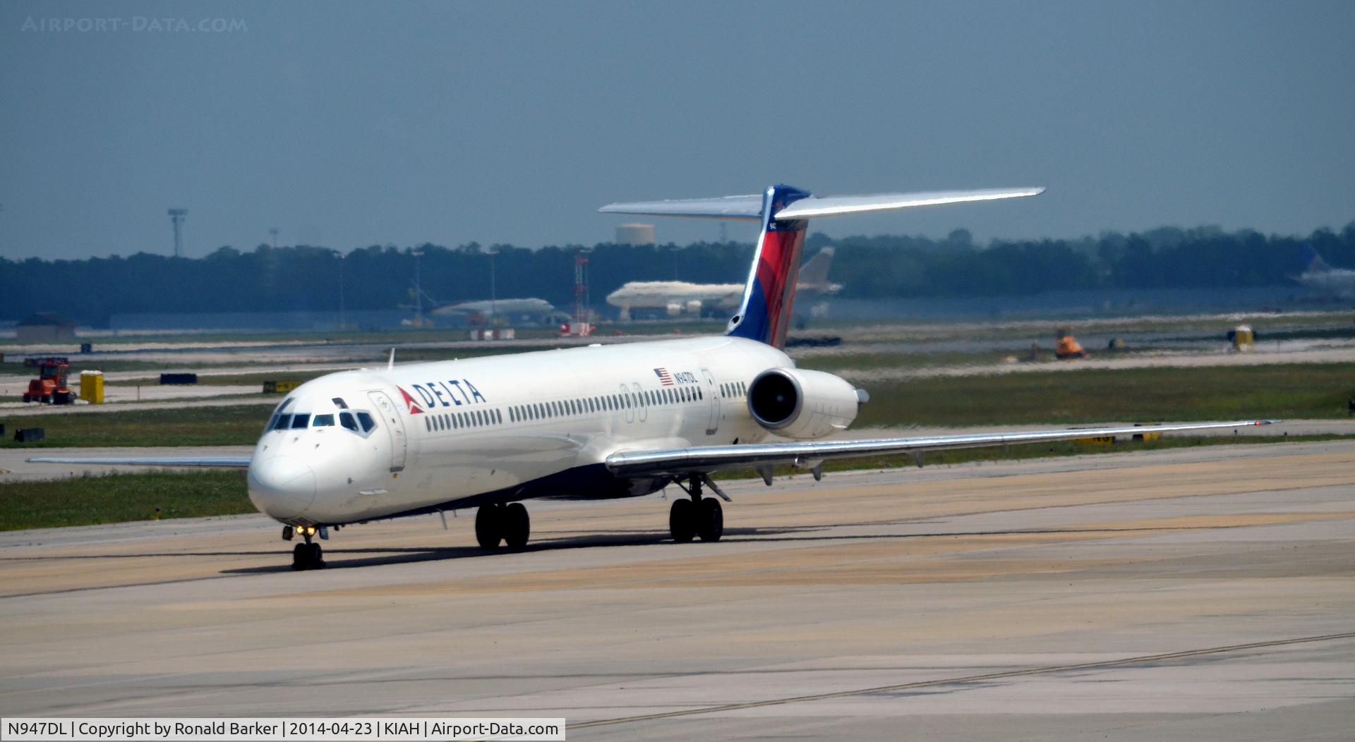 N947DL, 1989 McDonnell Douglas MD-88 C/N 49878, Taxi Houston