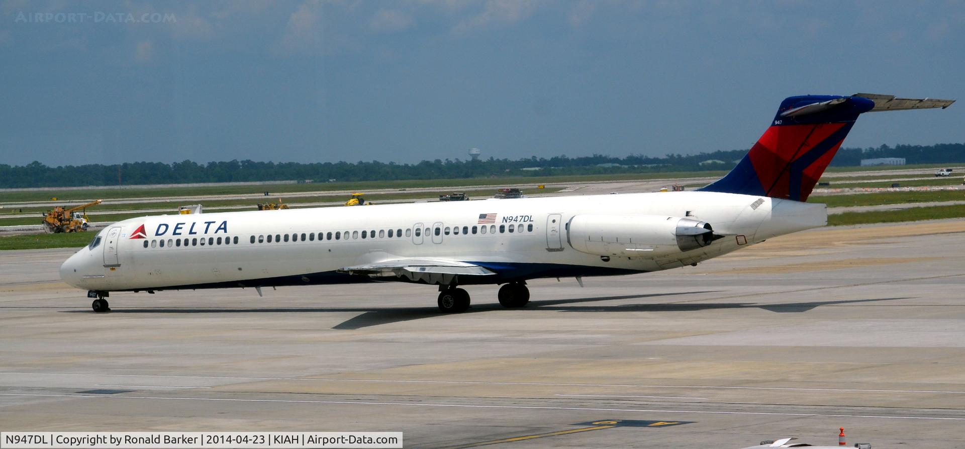 N947DL, 1989 McDonnell Douglas MD-88 C/N 49878, Pushback Houston