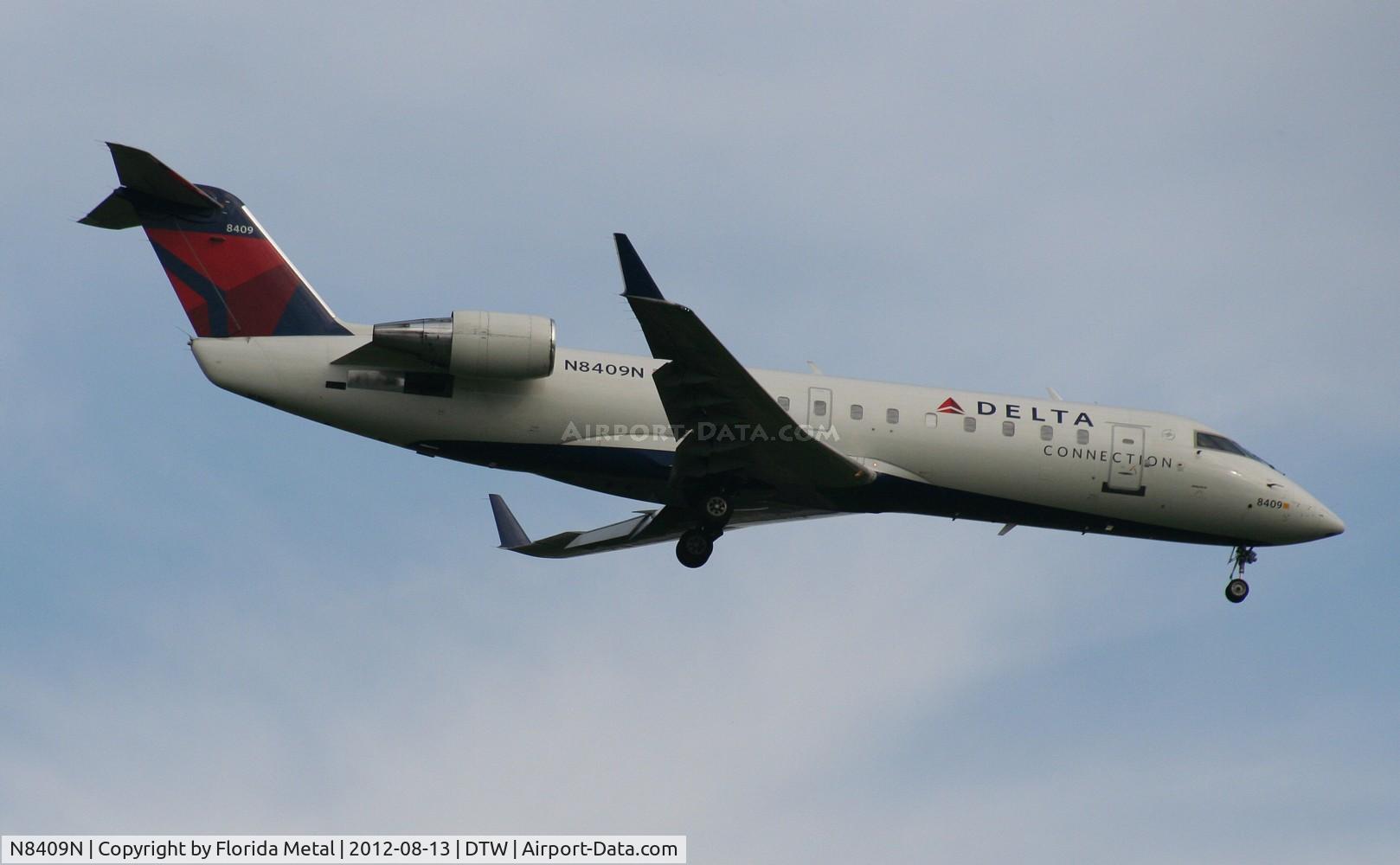 N8409N, 2000 Canadair CRJ-200LR (CL-600-2B19) C/N 7409, Delta Connection CRJ-200