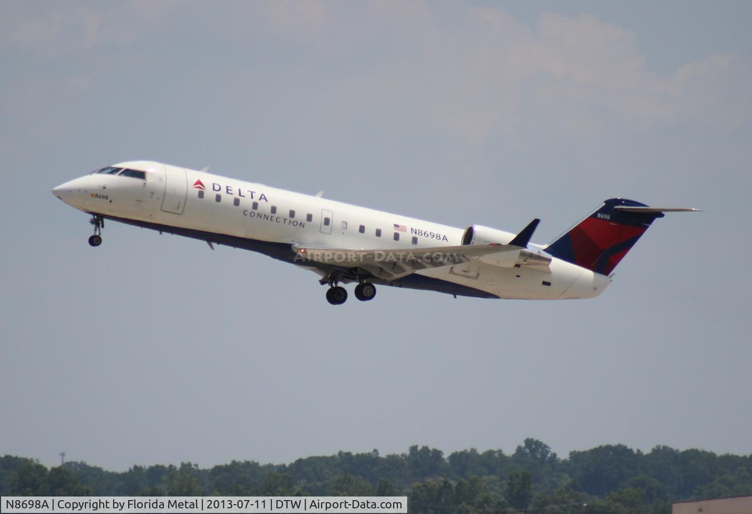 N8698A, 2002 Bombardier CRJ-200 (CL-600-2B19) C/N 7698, Delta Connection CRJ-200