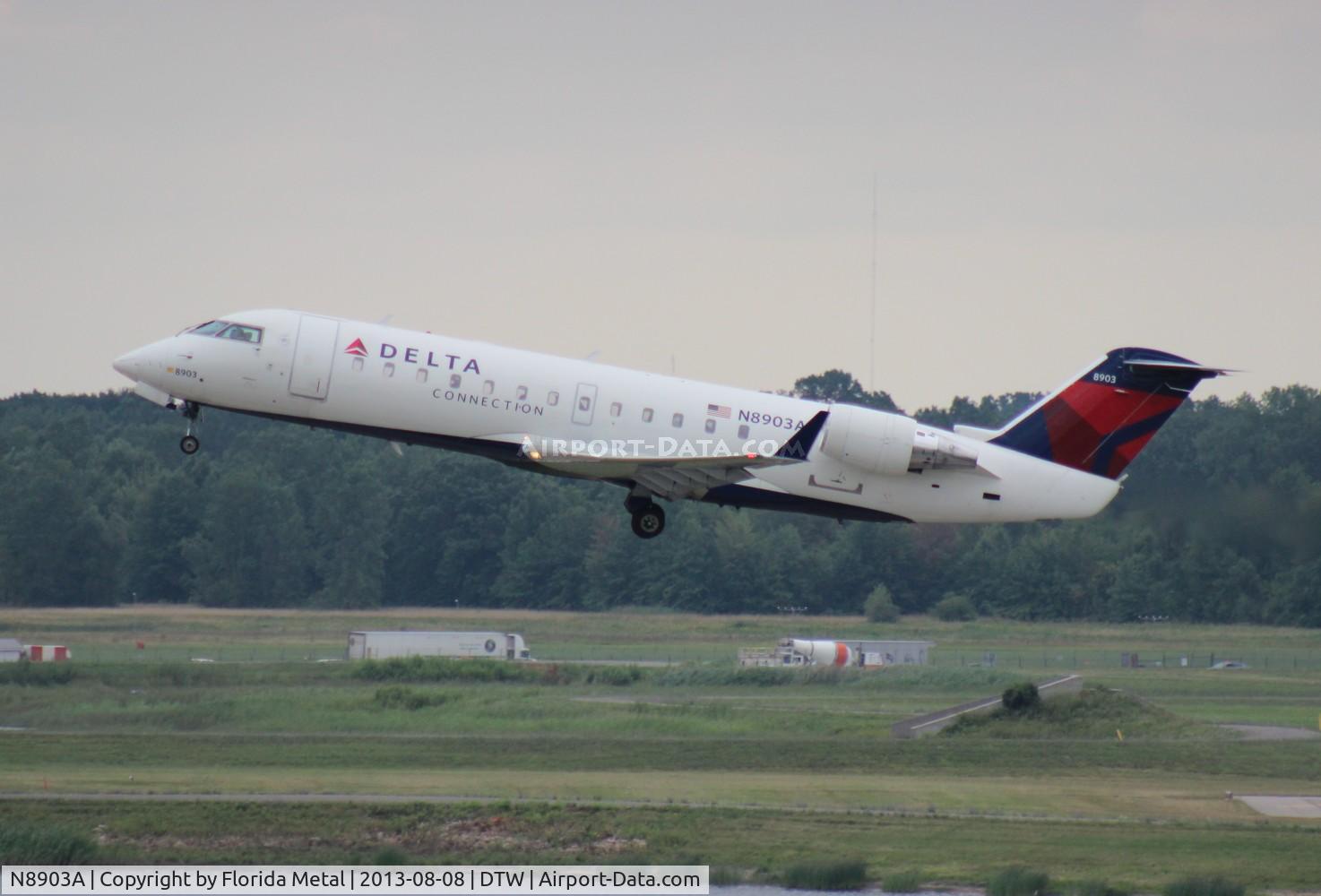 N8903A, 2004 Bombardier CRJ-200 (CL-600-2B19) C/N 7903, Delta Connection CRJ-200