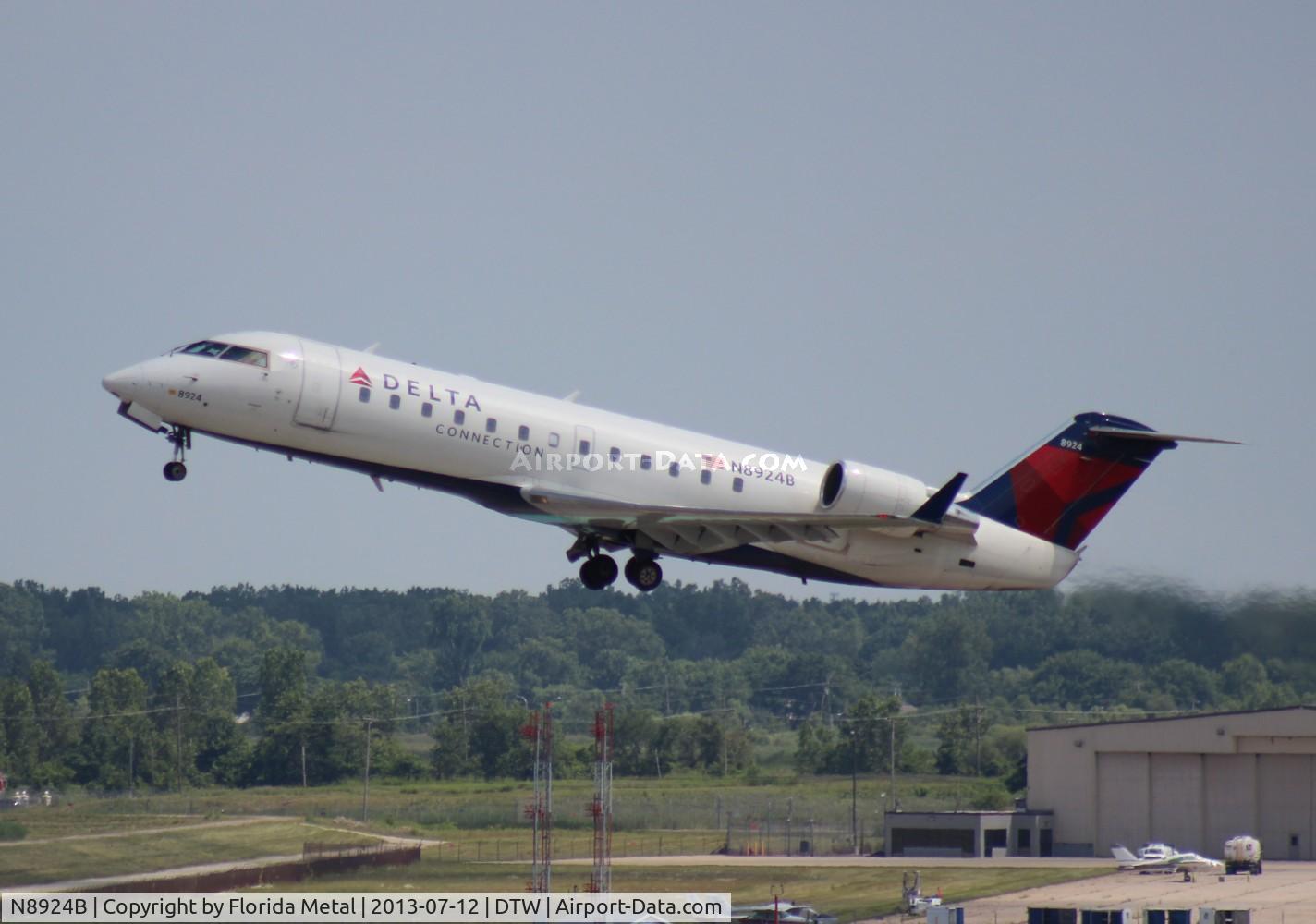 N8924B, 2004 Bombardier CRJ-200 (CL-600-2B19) C/N 7924, Delta Connection CRJ-200