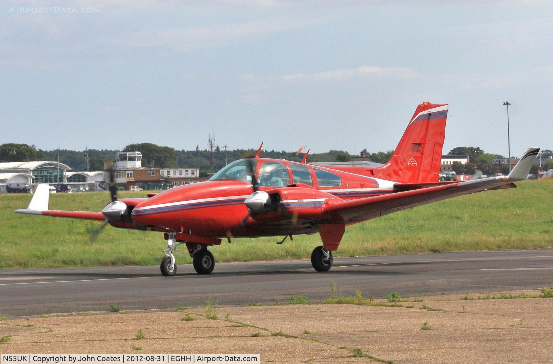 N55UK, 1978 Beech E-55 Baron Baron C/N TE-1128, Taxiing