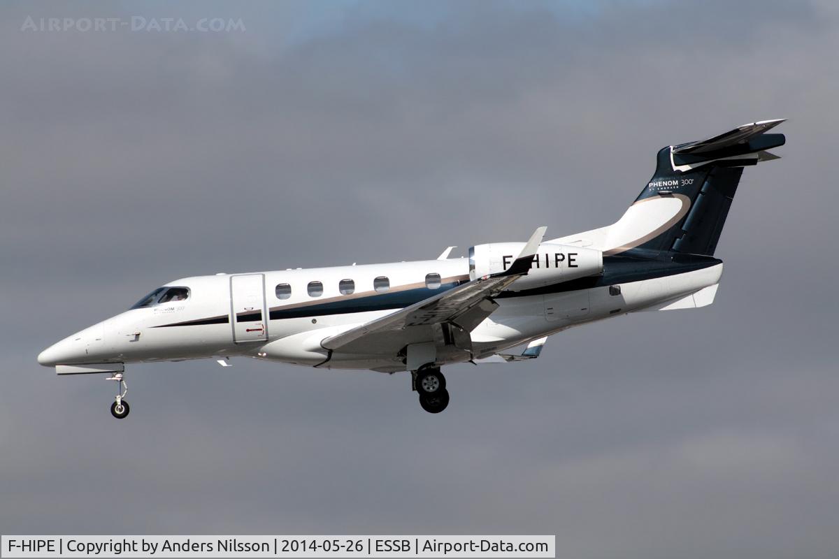 F-HIPE, 2010 Embraer EMB-505 Phenom 300 C/N 50500016, On short final for 30.