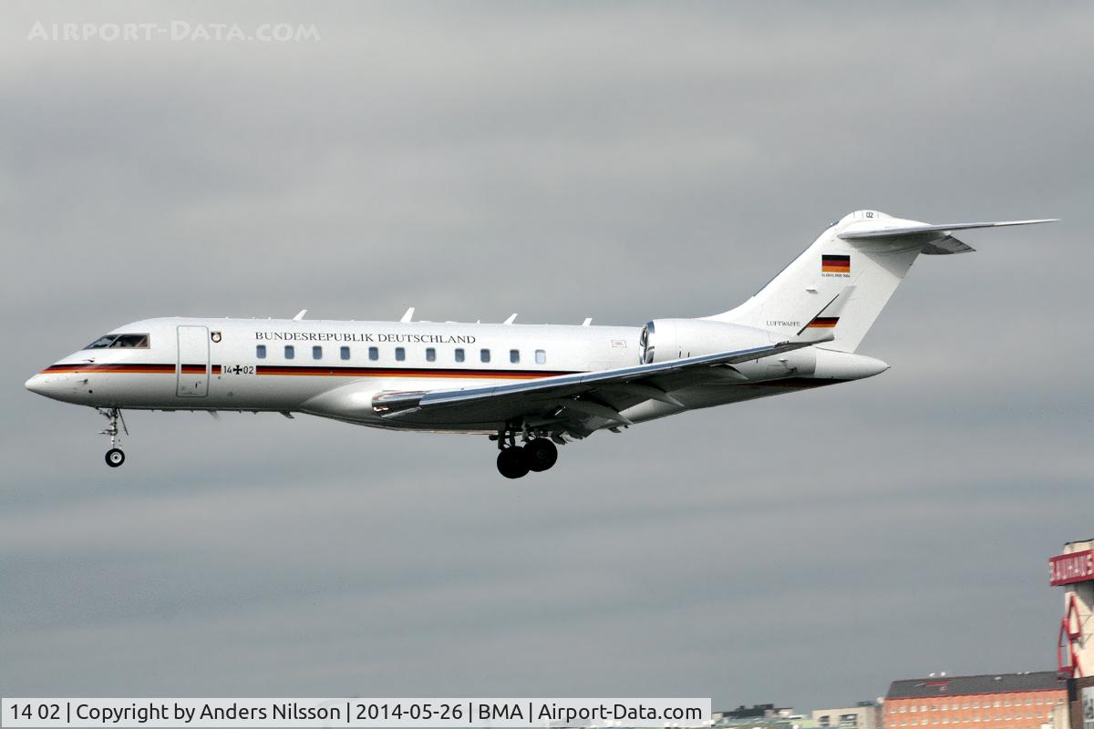 14 02, 2010 Bombardier BD-700-1A11 Global 5000 C/N 9404, On short final 30.
