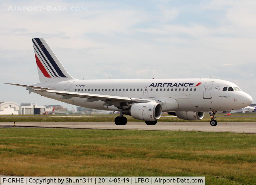 F-GRHE, 1999 Airbus A319-111 C/N 1020, Lining up rwy 14L for departure in modified new c/s