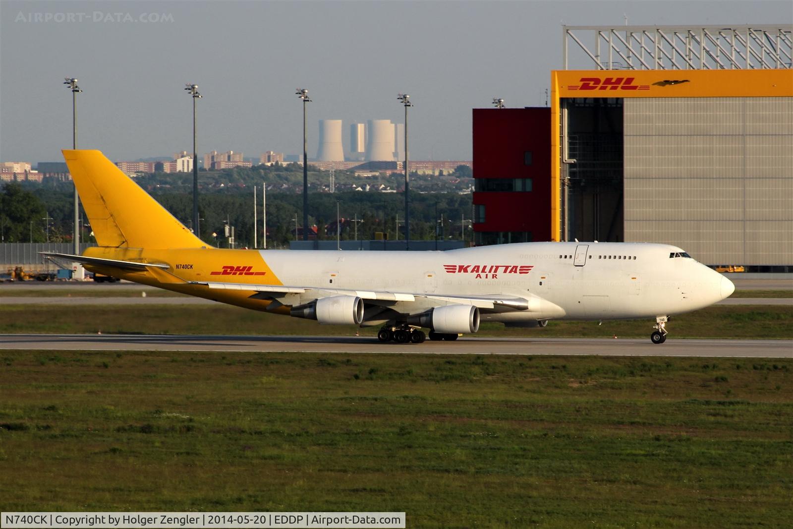 N740CK, 1989 Boeing 747-4H6 C/N 24405, Outbound traffic in last daylight on rwy 26L...