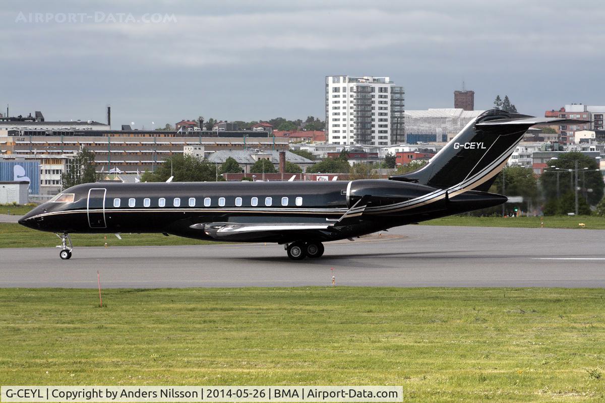 G-CEYL, 2006 Bombardier BD-700-1A10 Global Express C/N 9196, Lining up runway 30.
