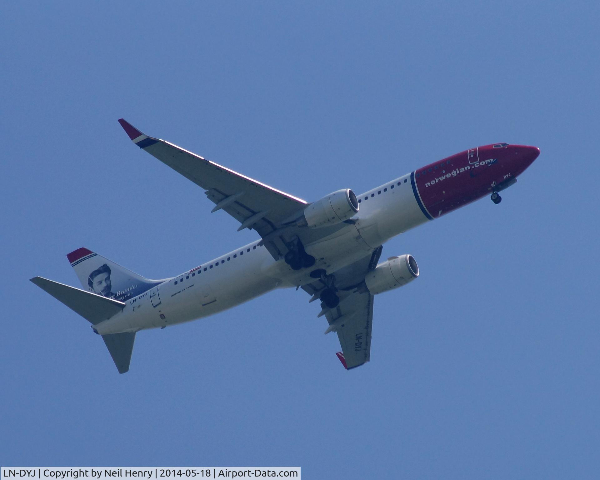 LN-DYJ, 2010 Boeing 737-8JP C/N 39045, On eastern approach to London Gatwick - over Newchapel, Surrey
