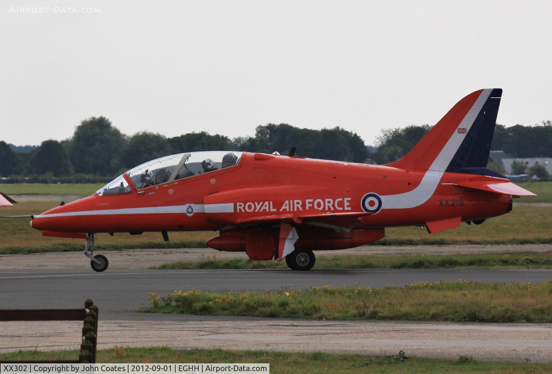 XX302, 1979 Hawker Siddeley Hawk T.1 C/N 135/312127, Taxiing