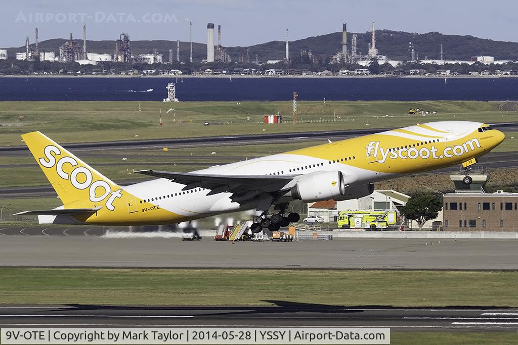 9V-OTE, 1999 Boeing 777-212/ER C/N 28519, Scoot B777-200 departing Sydney