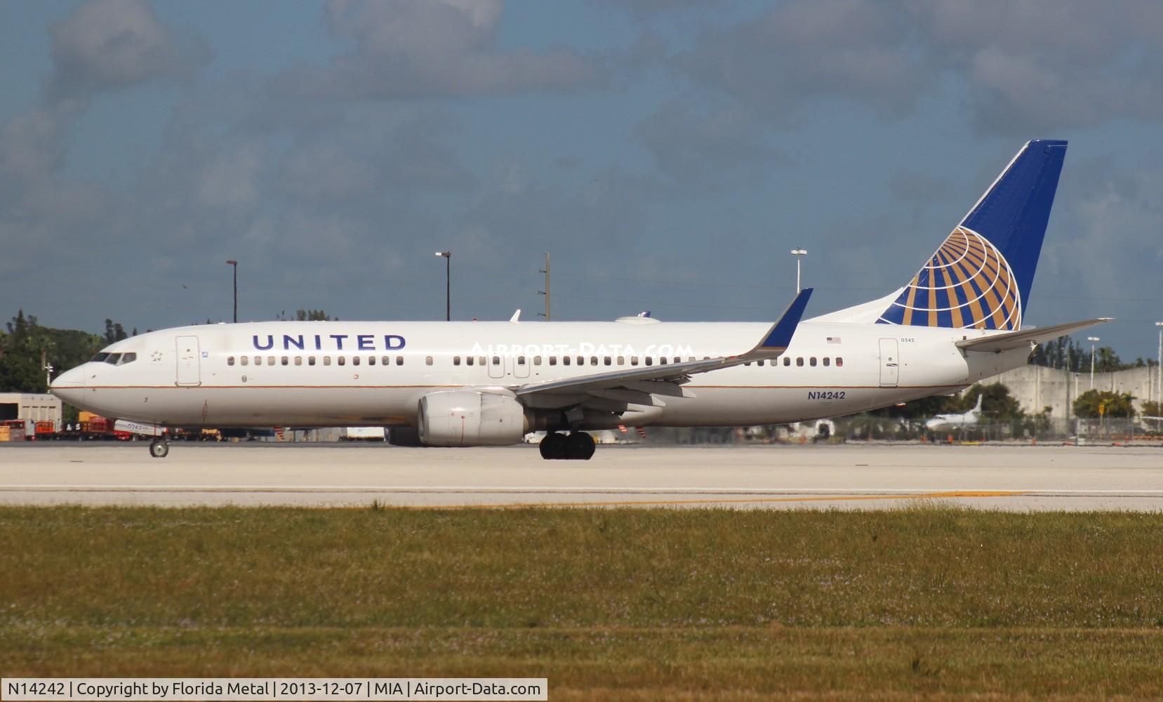 N14242, 1999 Boeing 737-824 C/N 28805, United 737-800