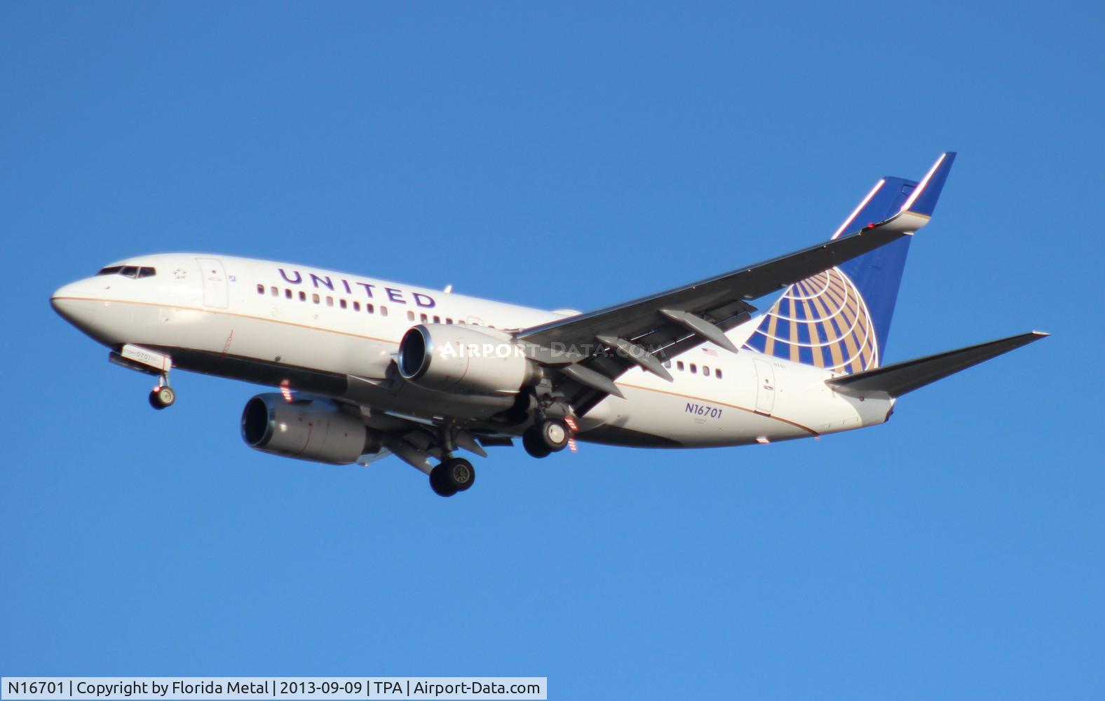 N16701, 1998 Boeing 737-724 C/N 28762, United 737-700