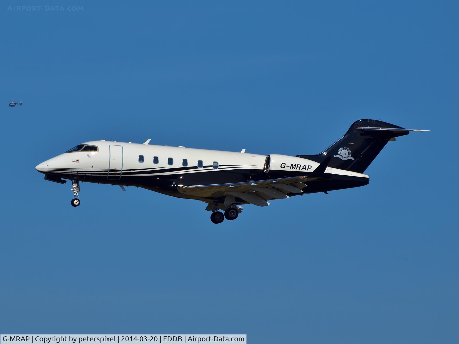 G-MRAP, 2004 Bombardier Challenger 300 (BD-100-1A10) C/N 20023, Landeanflug auf den Flughafen SXF