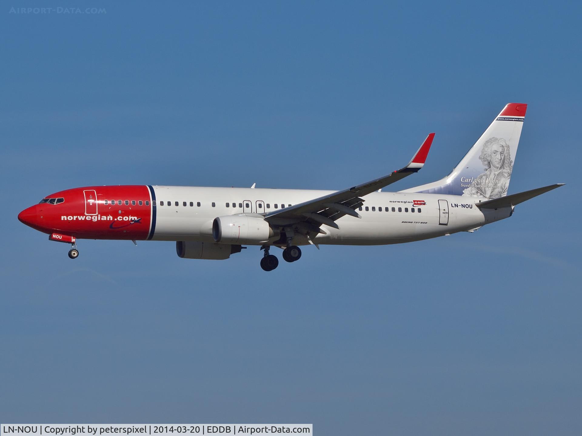 LN-NOU, 2009 Boeing 737-8FZ C/N 29674, Landeanflug auf den Flughafen Berlin- Schönefeld (SXF)