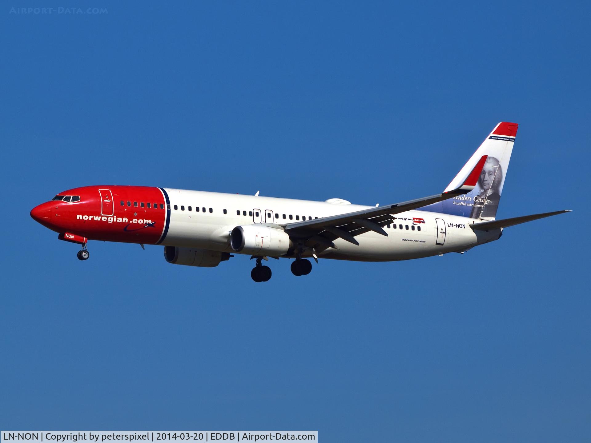 LN-NON, 2000 Boeing 737-86N C/N 28620, nowegian.com (Anders Celsius) beim Landeanflug auf den Flughafen Berlin- Schönefeld (SXF)
